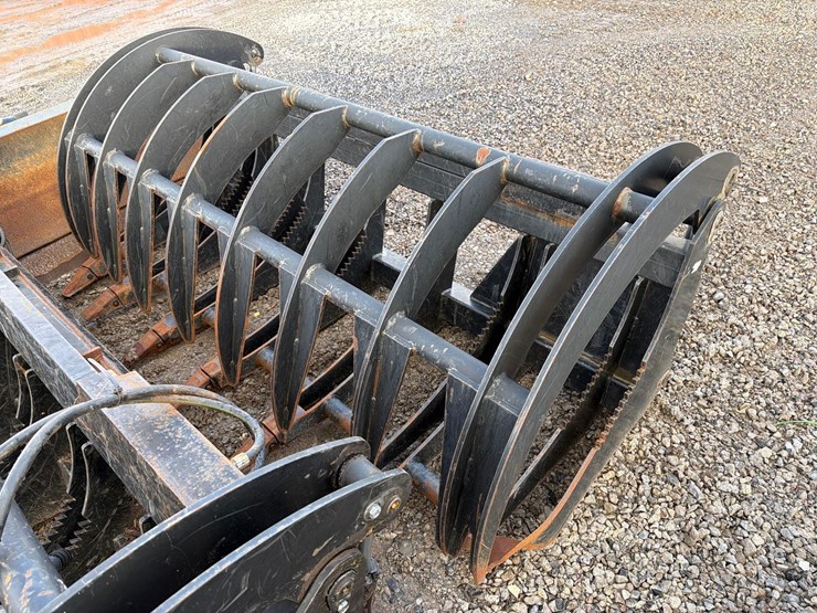 2020-titan-66in.-root-grapple skid-steer-attachment-image-1