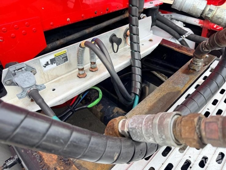 2014-peterbilt-587-image-2