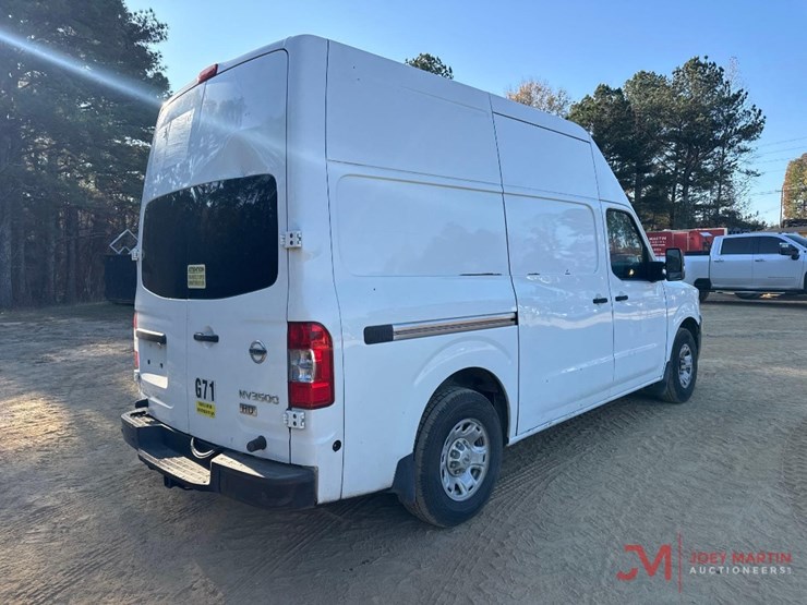 2014-nissan-nv2500hd-image-2