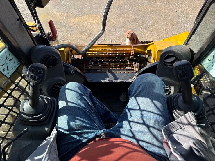 2017-caterpillar-262d-image-10