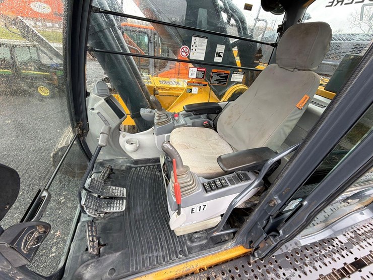 2017-deere-470g-lc-image-27