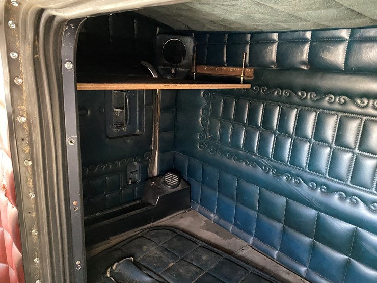 #1010-•-1984-peterbilt-sleeper-cab-semi-(has-wi-title)-(colfax,-wi)-image-41