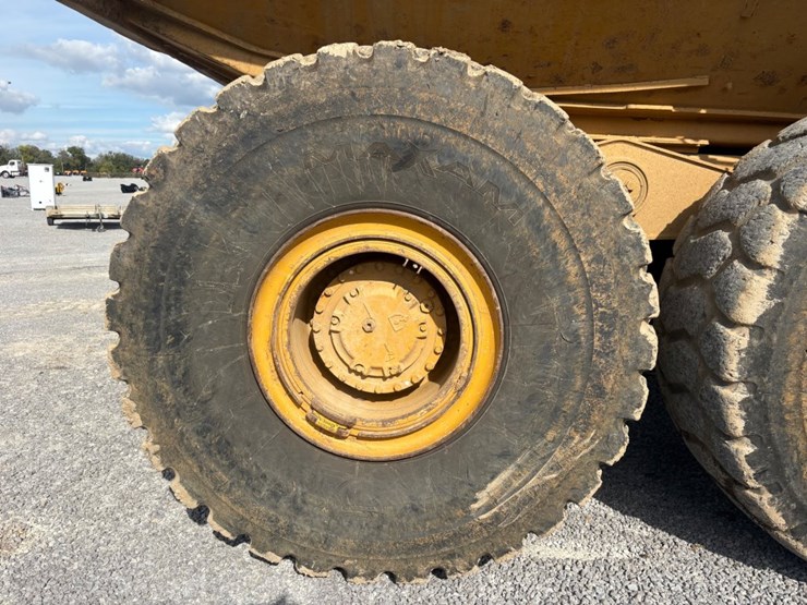 2011-caterpillar-740-image-12