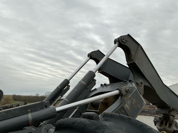 2016-deere-648l-image-47