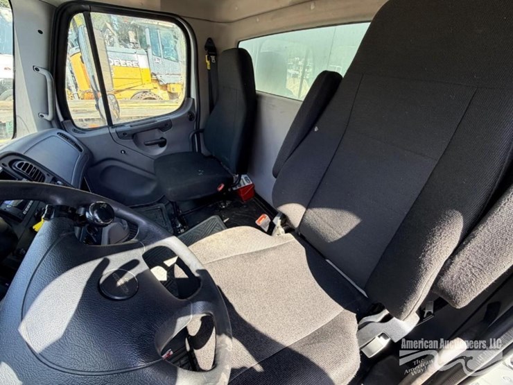 2022-freightliner-m2-box-truck-image-7