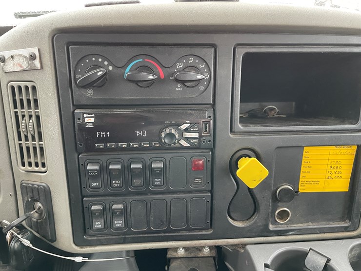 #236-•-2015-international-bucket-truck-(has-wi-title)(mosinee,-wi)-image-57