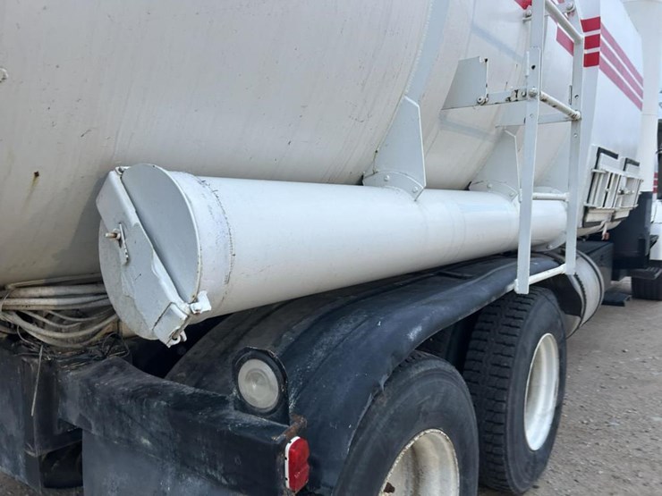 #1432-•-1992-volvo-(white-gmc)-vac-truck-image-26