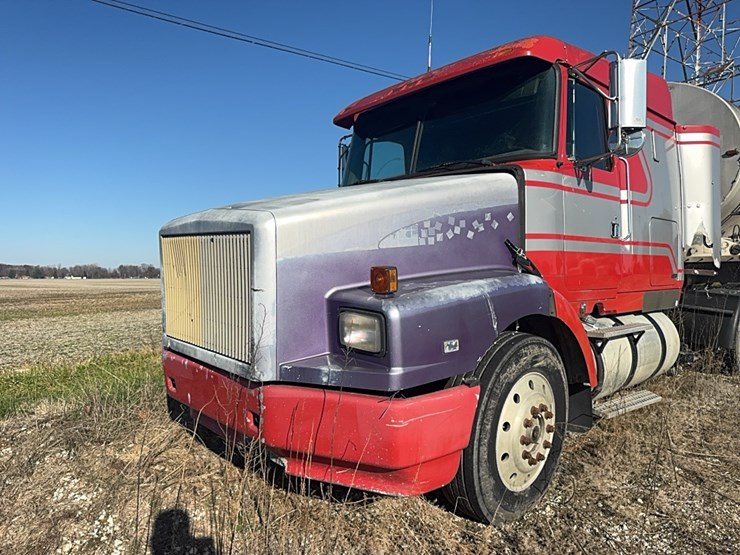 1994-volvo-white-semi-tractor-w/-sleeper,-detroit-diesel,-365hp,-10-speed,-miles-unknown,-*4v1wdbrh1rn679717*-not-running,-no-title-image-3