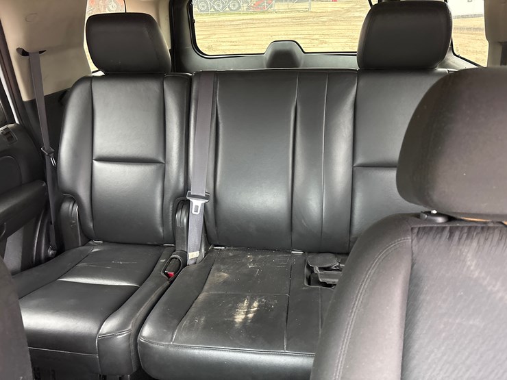 2011-chevrolet-tahoe-image-5