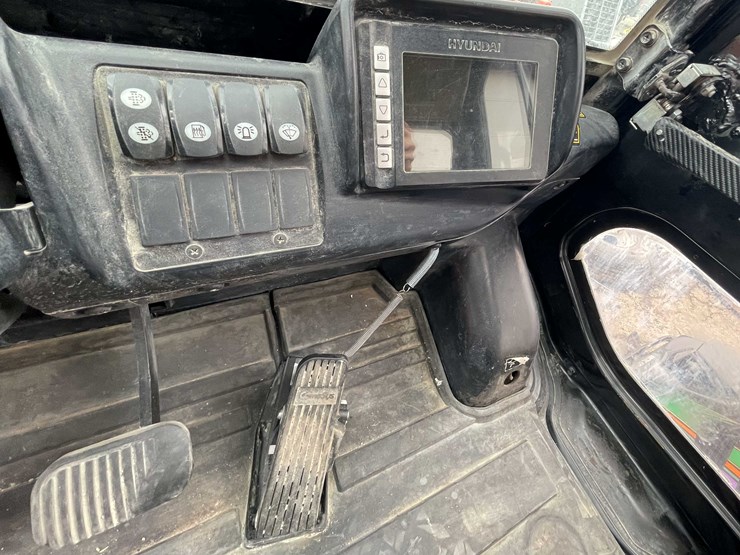 #1395-•-hyundai-10,000lb-pneumatic-diesel-forklift-(04)-image-19