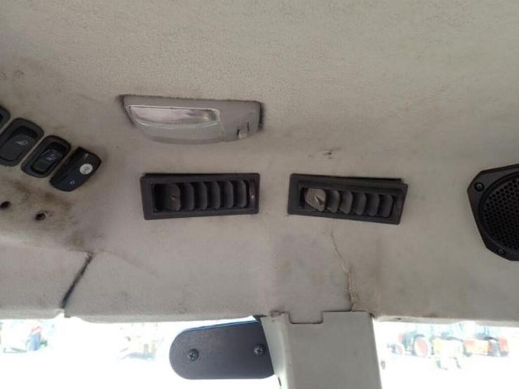 2011-kubota-m7040d-image-24