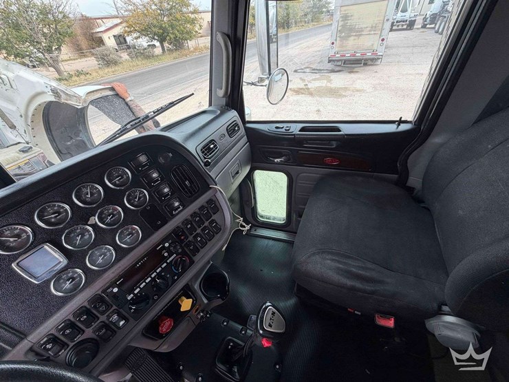 2018-peterbilt-389-image-24