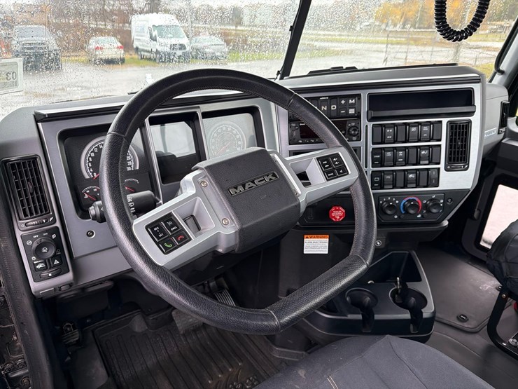 2024-mack-pi64t-pinnacle-truck-tractor-vn:1m1pn4gy4rm014914-image-34