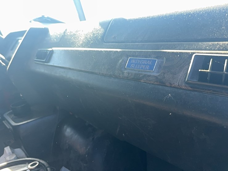 1994-volvo-white-semi-tractor-w/-sleeper,-detroit-diesel,-365hp,-10-speed,-miles-unknown,-*4v1wdbrh1rn679717*-not-running,-no-title-image-20