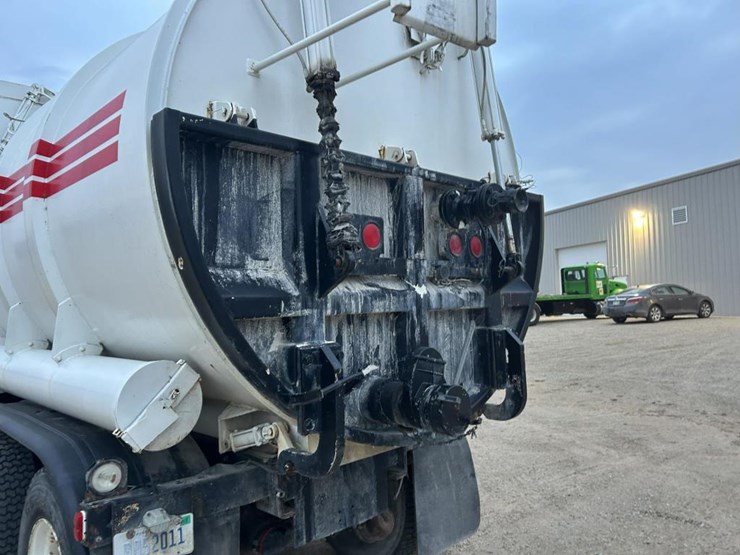 #1432-•-1992-volvo-(white-gmc)-vac-truck-image-24