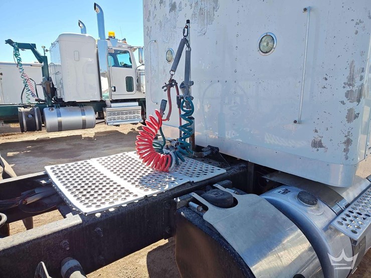 2015-peterbilt-567-image-15