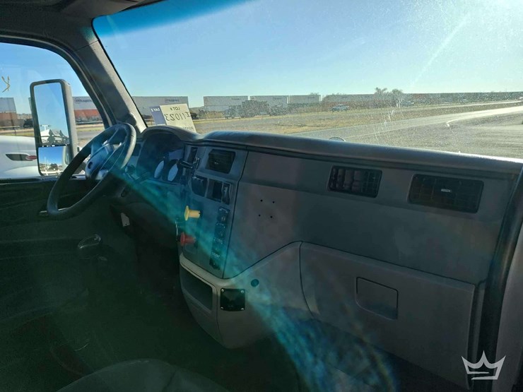 2015-peterbilt-567-image-6