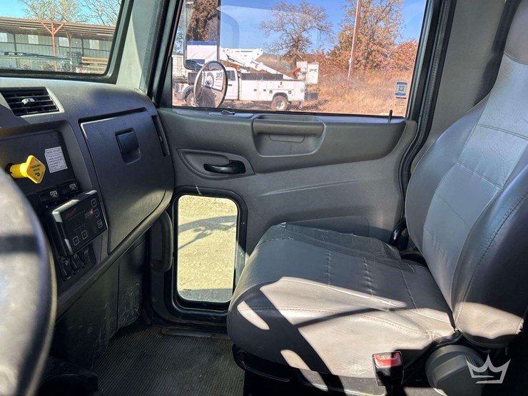 2015-peterbilt-348-image-16