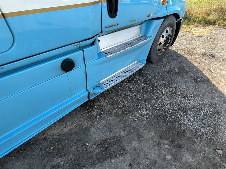 #206-•-2012-freightliner-cascadia-semi-tractor-(title-in-delay)-(denmark,-wi)-image-45