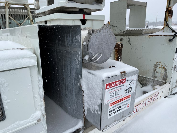 #236-•-2015-international-bucket-truck-(has-wi-title)(mosinee,-wi)-image-33