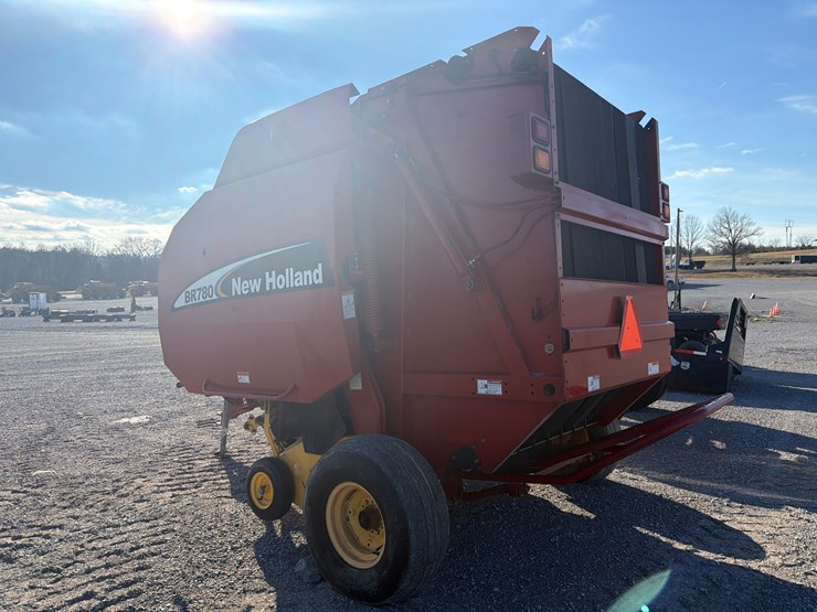 new-holland-br780-image-4