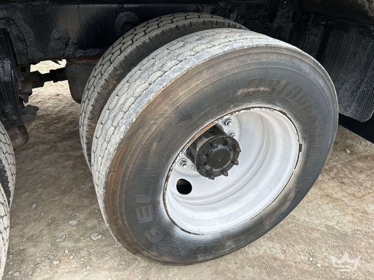 2013-peterbilt-348-image-31