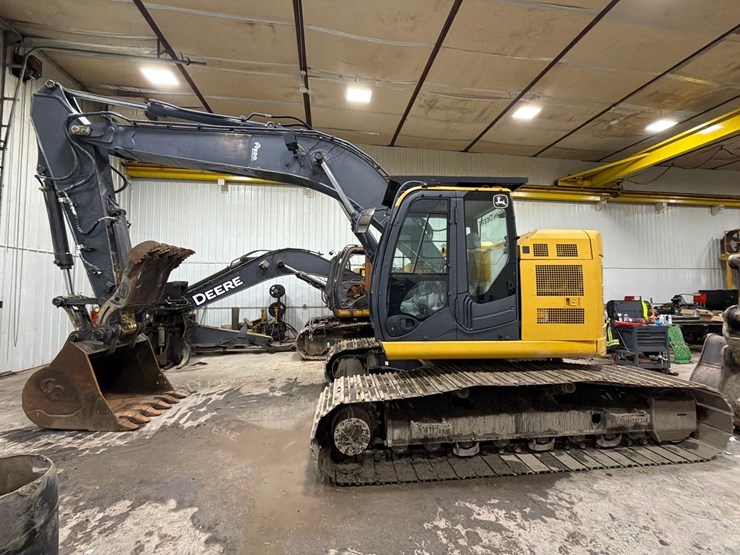 2017-deere-245g-lc-image-1