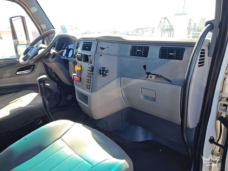 2015-peterbilt-389-image-24
