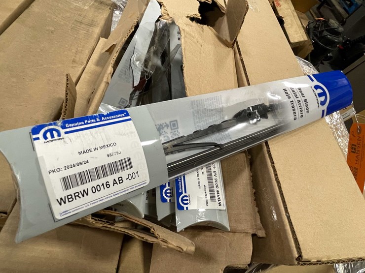 #8726-•-pallet-of-wiper-blades-(f)-image-4