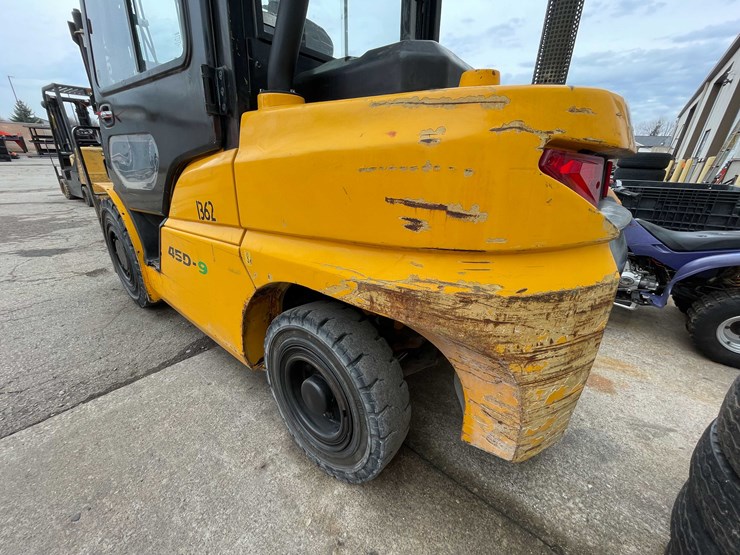 #1395-•-hyundai-10,000lb-pneumatic-diesel-forklift-(04)-image-8