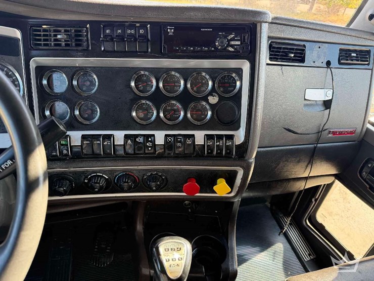 2017-kenworth-t800-image-12