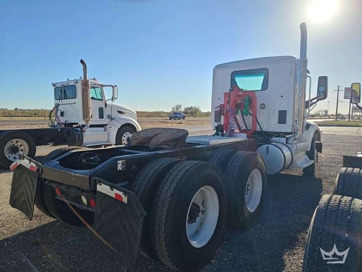 2015-peterbilt-567-image-3