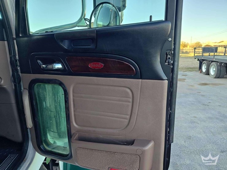 2015-peterbilt-389-image-22