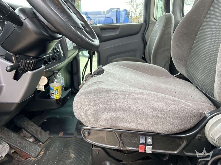 2013-peterbilt-348-image-12