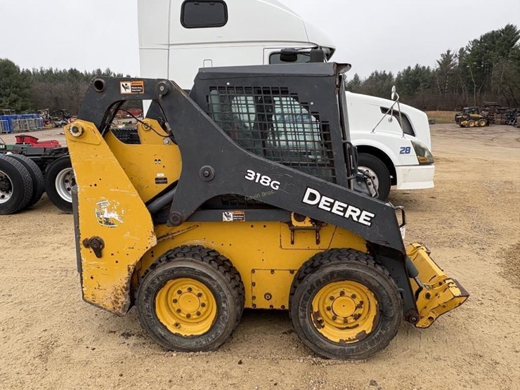 2018-deere-318g-image-2
