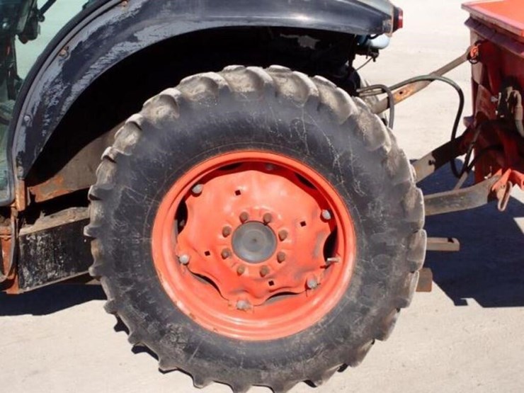 2011-kubota-m7040d-image-65