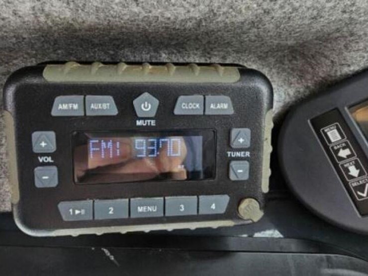 2020-deere-330g-image-16