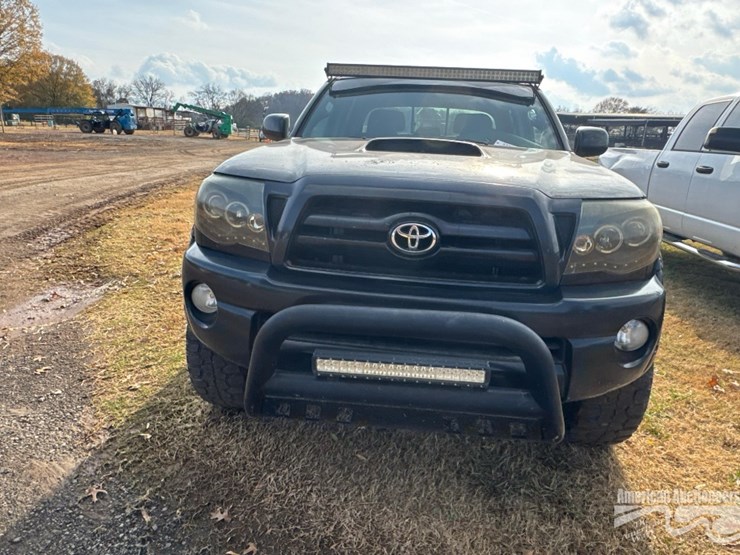 2010-toyota-tacoma-image-1