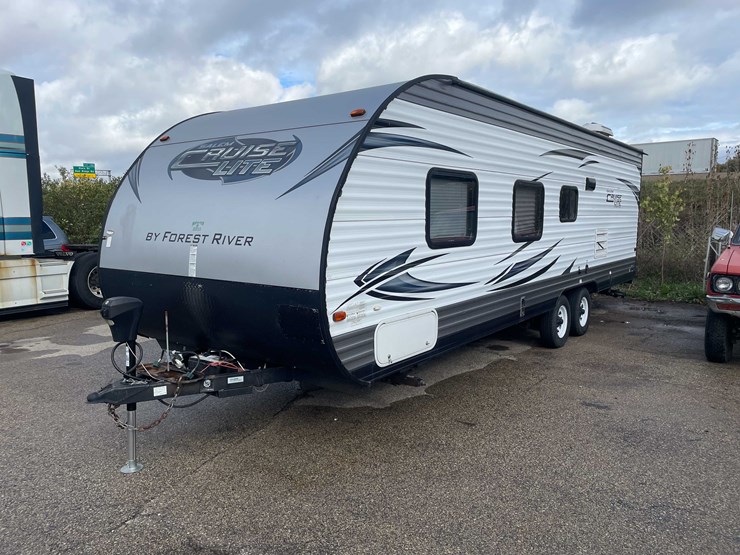 #1404-•-2015-salem-cruise-lite-camper-(no-title)-(of)-image-1