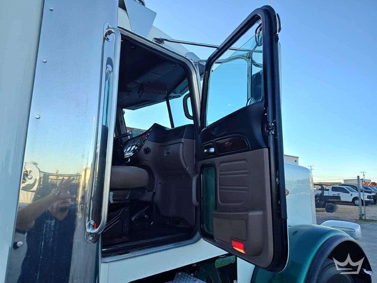 2015-peterbilt-389-image-29