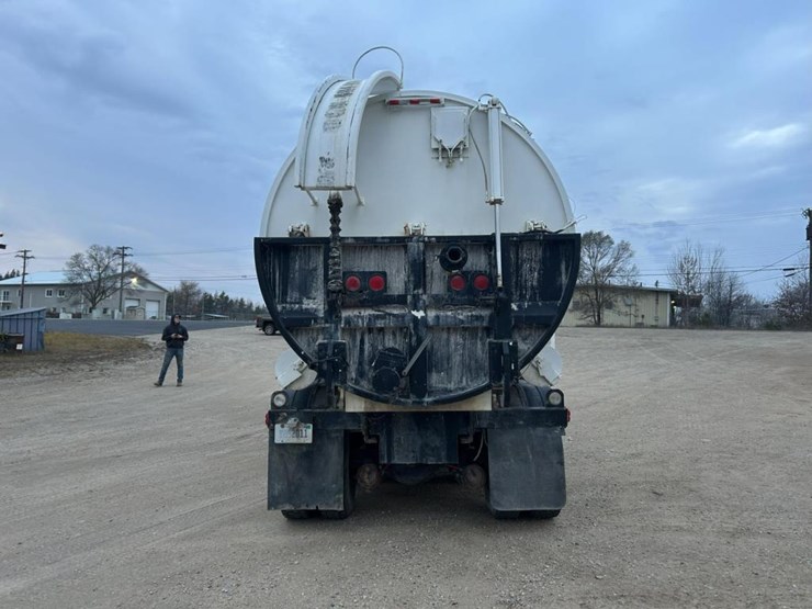 #1432-•-1992-volvo-(white-gmc)-vac-truck-image-4