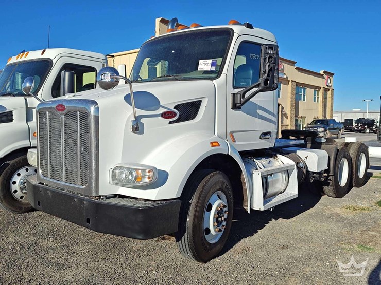 2015-peterbilt-567-image-1