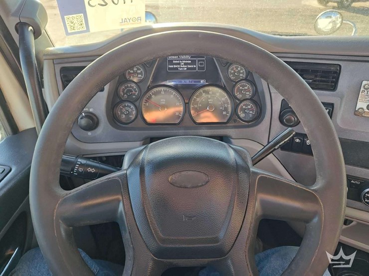 2015-peterbilt-567-image-37