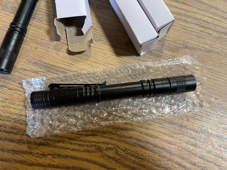 #8647-•-(4)-led-mechanic's-flashlights-(pr11)-image-3