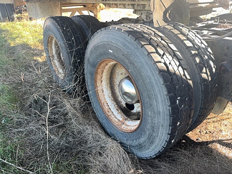1994-volvo-white-semi-tractor-w/-sleeper,-detroit-diesel,-365hp,-10-speed,-miles-unknown,-*4v1wdbrh1rn679717*-not-running,-no-title-image-14