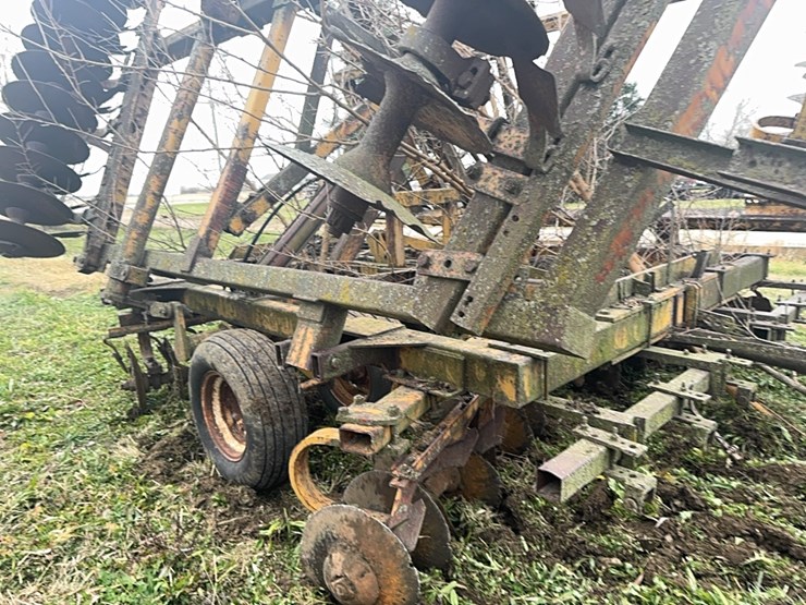 25’-wing-fold-disk,-poor-condition.--hydraulic-hoses-are-dry-rotted.--buyer-responsible-for-removal-image-13