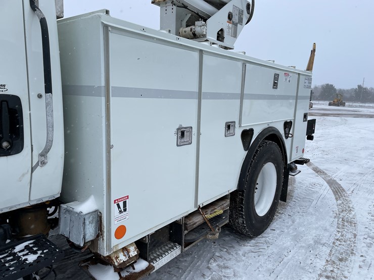 #236-•-2015-international-bucket-truck-(has-wi-title)(mosinee,-wi)-image-15