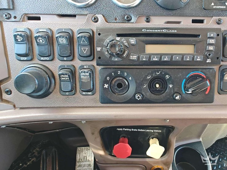 2014-peterbilt-388-image-17