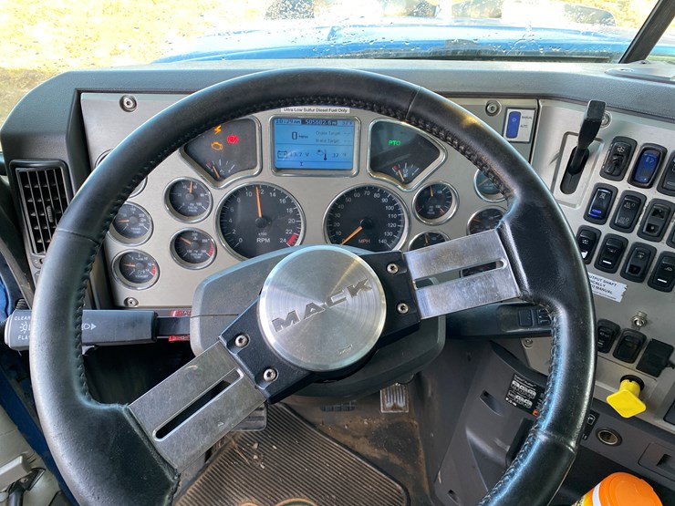 #207-•-2015-mack-grapple-truck-(has-wi-title)-(colfax,-wi)-image-32