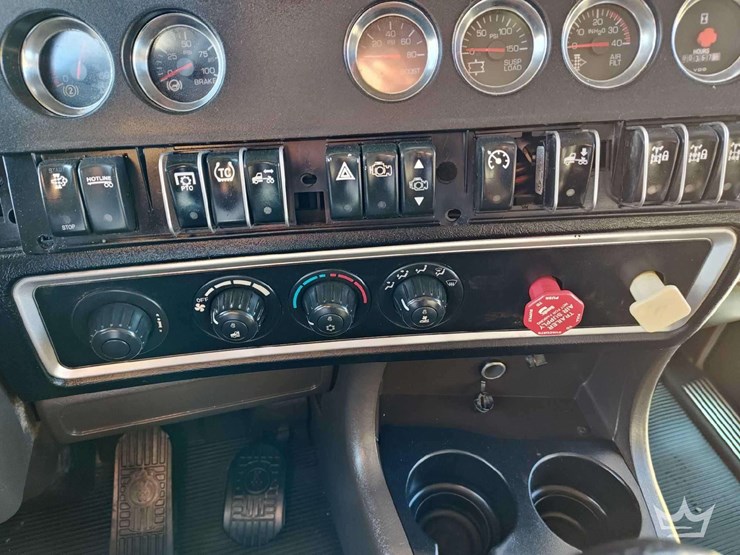 2011-kenworth-t800-image-9